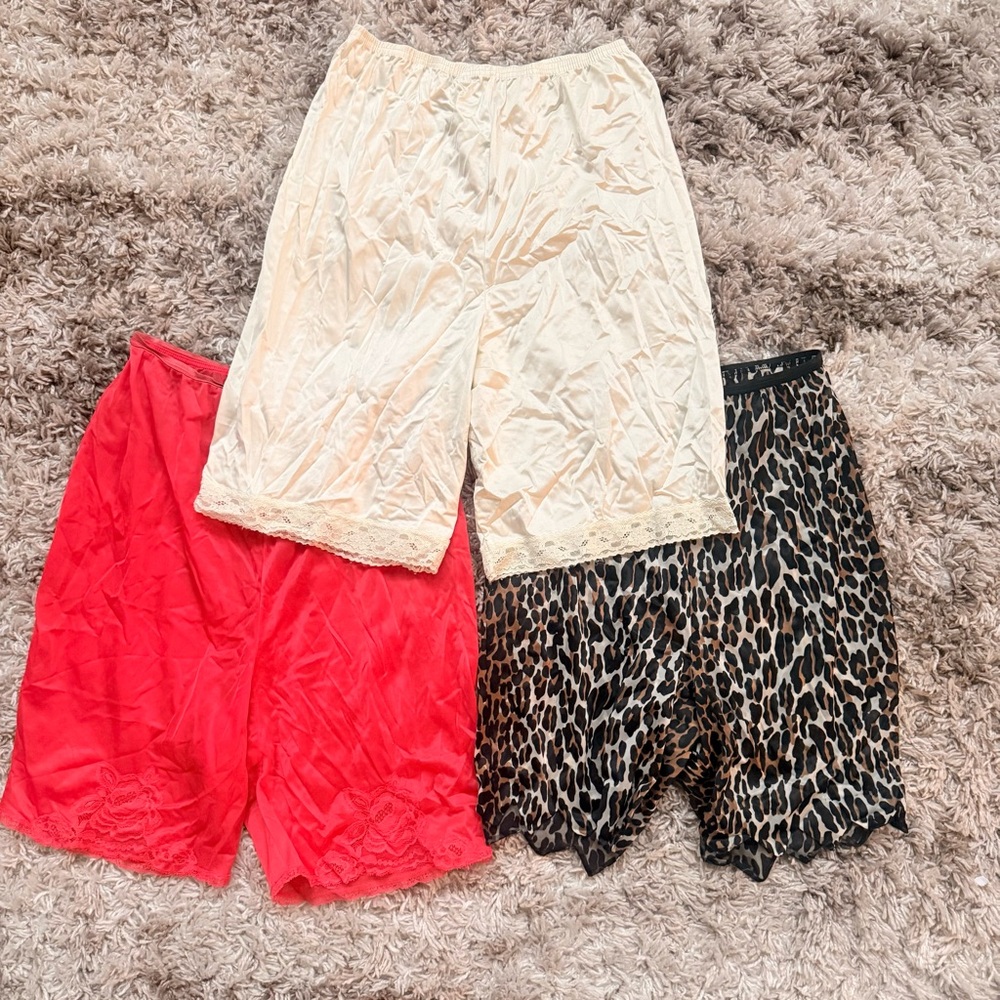 3 VTG VanityFair Silky Slip Shorts w Lace Trim Light Beige Red Cheetah Print S/M